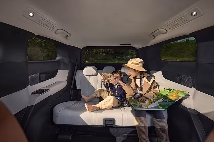 Không gian bên trong luôn được giữ trong lành với hệ thống lọc bụi mịn PM2.5 kết hợp cùng công nghệ tạo ion âm. Ghế ngồi đều được bọc da cao cấp với thiết kế công thái học, tích hợp đầy đủ tính năng làm mát, massage đa điểm, mang đến trải nghiệm thoải mái ở mọi hành trình.