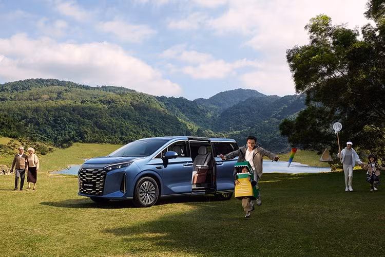 Cửa trượt điện với công nghệ mở cửa cảm ứng ánh sáng được thiết kế tinh tế, liền mạch với thân xe, vừa mang tính tiện dụng cao, vừa duy trì vẻ thanh thoát trong tổng thể ngoại hình. Phần đuôi xe nổi bật với cụm đèn hậu 3D họa tiết đan dây may mắn. Cửa khoang hành lý phía sau trang bị mở cửa cảm ứng ánh sáng cùng tính năng ghi nhớ vị trí chiều cao khi mở.