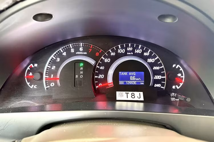 Một lợi thế khác của những chiếc sedan Nhật như Camry chính là sự ổn định và dễ chăm sóc. Xe Nhật vốn nổi tiếng tiết kiệm, bền bỉ và “lành tính”, ít khi phát sinh hỏng hóc phức tạp. Bên cạnh đó, hệ thống đại lý và gara sửa chữa tại Việt Nam rất dày đặc, phụ tùng thay thế luôn sẵn có, từ chính hãng cho tới hàng OEM.