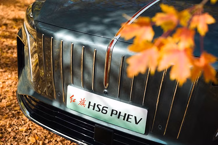 HS6 PHEV là mẫu xe hạng D mới của Hongqi. Dự kiến ​​xe sẽ được mở cọc vào ngày 15/11 tại Trung Quốc, dưới dạng SUV 5 chỗ. Về thiết kế, chiếc xe vẫn giữ lại toàn bộ những đặc trưng thương hiệu từ thời Hongqi chỉ làm ô tô cho nguyên thủ Trung Quốc.