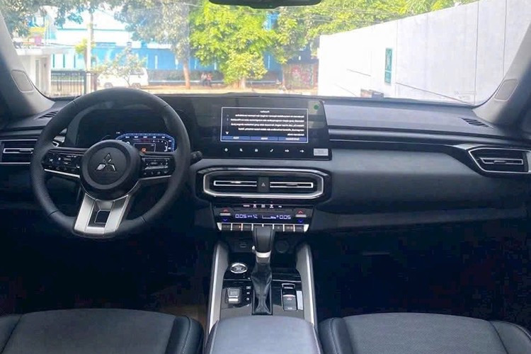 Nội thất xe bố trí 3 hàng ghế, 7 chỗ ngồi. Bảng điều khiển trung tâm được trang bị màn hình cảm ứng 12,3 inch hỗ trợ Apple CarPlay/Android Auto, kết hợp màn hình kỹ thuật số 8 inch sau vô-lăng. Hệ thống âm thanh Dynamic Sound Yamaha Premium, điều hòa tự động hai vùng và các cổng sạc ở cả ba hàng ghế là những trang bị đáng chú ý được hé lộ sớm.