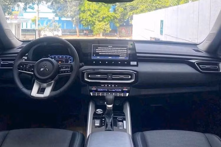 Nội thất xe bố trí 3 hàng ghế, 7 chỗ ngồi. Bảng điều khiển trung tâm được trang bị màn hình cảm ứng 12,3 inch hỗ trợ Apple CarPlay/Android Auto, kết hợp màn hình kỹ thuật số 8 inch sau vô-lăng. Hệ thống âm thanh Dynamic Sound Yamaha Premium, điều hòa tự động hai vùng và các cổng sạc ở cả ba hàng ghế là những trang bị đáng chú ý được hé lộ sớm.