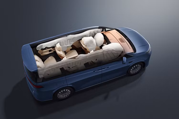 Điểm nhấn nổi bật là pin “Blade Battery” thế hệ mới – biểu tượng an toàn hàng đầu thế giới. Ngoài việc vượt qua những bài thử nghiệm khắt khe nhất, pin còn có tuổi thọ bền bỉ, khả năng sạc nhanh (15-100% chỉ trong chưa đầy 60 phút), bộ pin còn đáp ứng trọn vẹn nhu cầu sử dụng hằng ngày lẫn các hành trình dài.