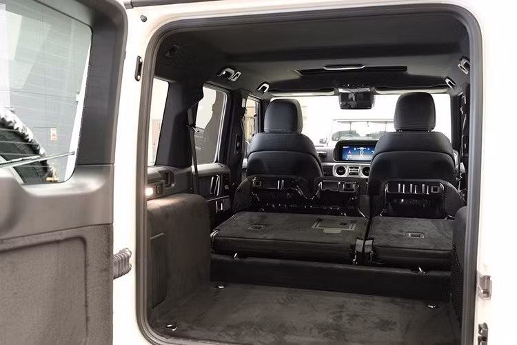 Xe có sẵn 2 tùy chọn động cơ 6 xi-lanh thẳng hàng, tăng áp, dung tích 3.0L của G-Class tiêu chuẩn. Trong đó, bản G450d cho công suất tối đa 367 mã lực và mô-men xoắn cực đại 750 Nm nên có thể tăng tốc từ 0-100 km/h trong 5,8 giây. Con số tương ứng của bản G500 là 449 mã lực và 560 Nm, cho phép xe đạt 100 km/h từ vị trí đứng yên trong 5,4 giây.