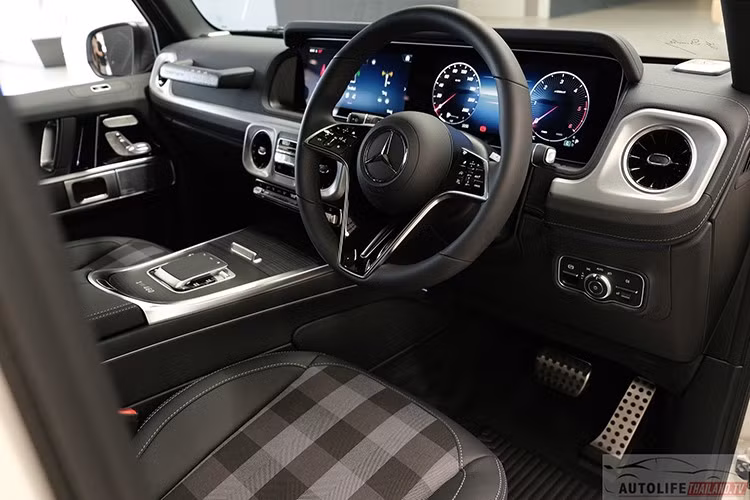 Khoang nội thất mang phong cách hoài cổ, với ghế ngồi bọc da kết hợp vải sọc màu Dove Grey/Black. Các chi tiết trang trí sử dụng gỗ Ash màu đen cháy dạng open-pore.