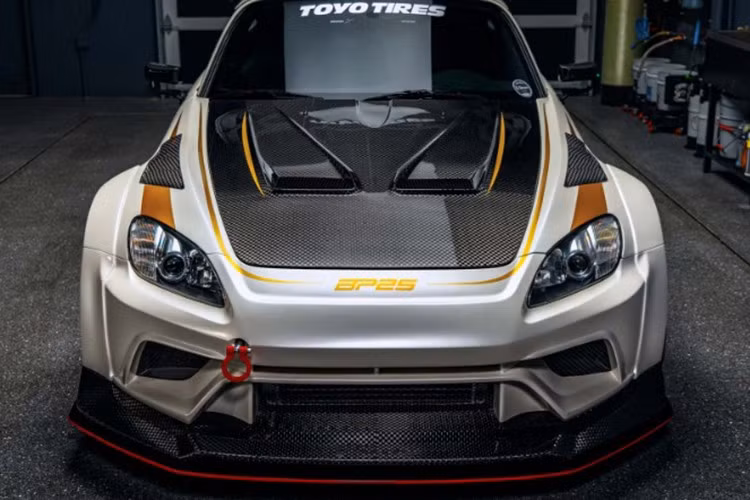 Hệ thống động lực được nâng cấp toàn diện, gồm ống xả titanium Amuse (bao gồm cả cổ góp), hệ thống nhiên liệu hiệu suất cao với kim phun Injector Dynamics, cùng bộ tản nhiệt của Science of Speed giúp duy trì nhiệt độ tối ưu khi vận hành ở tua cao.