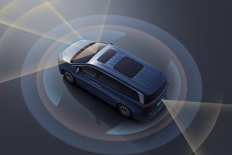 Được phát triển dựa trên tiêu chuẩn an toàn cao nhất, đạt C-NCAP 5 sao, mẫu xe sở hữu 7 túi khí bao phủ toàn bộ không gian cabin, từ hàng ghế trước đến hàng ghế thứ ba, đảm bảo sự an tâm cho tất cả hành khách. Xe được trang bị ADAS 5R1V (5 radar, 1 camera) mang đến khả năng hỗ trợ lái tiên tiến như phanh khẩn cấp tự động, kiểm soát hành trình thích ứng, kiểm soát hành trình, hỗ trợ giữ làn khẩn cấp, nhận diện biển báo giao thông...