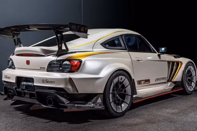 Trái tim của chiếc S2000 BP25 là động cơ 4 xi-lanh 2.0L hoàn toàn mới, đi kèm bộ siêu nạp Vortech V2-Si, sản sinh hơn 580 mã lực tại 9.300 vòng/phút và có thể đạt vòng tua tối đa 10.000 vòng/phút – con số ấn tượng đối với một cỗ máy 2.0L.