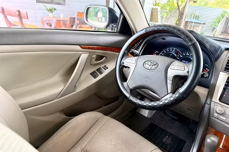 Nhiều thợ máy còn đùa rằng Toyota Camry “không có gì nhiều để sửa”, bởi lịch bảo dưỡng chủ yếu chỉ xoay quanh các hạng mục cơ bản như thay dầu, lọc gió hay má phanh. Chính điều này giúp chi phí vận hành luôn nằm ở mức dễ chịu, phù hợp cả với những ai mua xe cũ để sử dụng lâu dài.