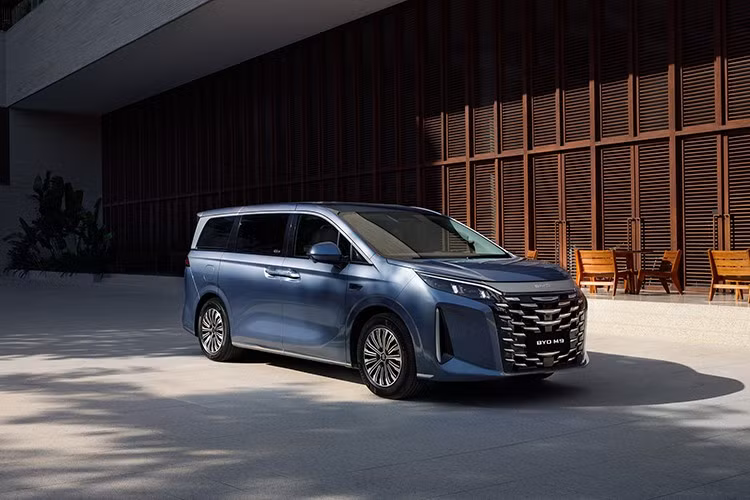 BYD M9 hoàn toàn mới được thiết kế dựa trên triết lý kết hợp chiều sâu văn hóa với phong cách hiện đại, tạo nên dáng vẻ sang trọng, uy nghi nhưng không kém phần tinh tế. Ngôn ngữ thiết kế của BYD M9 mở ra một chương mới cho dòng MPV, khi chiếc xe vừa là phương tiện di chuyển, vừa là tuyên ngôn về phong cách sống kết hợp cùng bản sắc văn hóa.