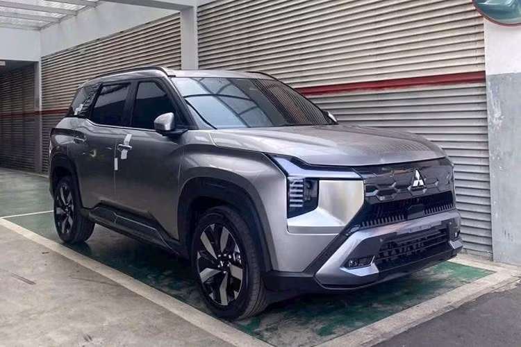 Dựa vào kích thước và tầm giá dự kiến hơn 700 triệu đồng, có thể thấy Mitsubishi Destinator phù hợp xếp vào nhóm SUV/crossover cỡ C, cạnh tranh trực tiếp với Mazda CX-5, Hyundai Tucson hay Ford Territory, đồng thời có lợi thế về trục cơ sở dài 2.815 mm tiệm cận các mẫu SUV lớn hơn như Hyundai SantaFe hay Kia Sorento.