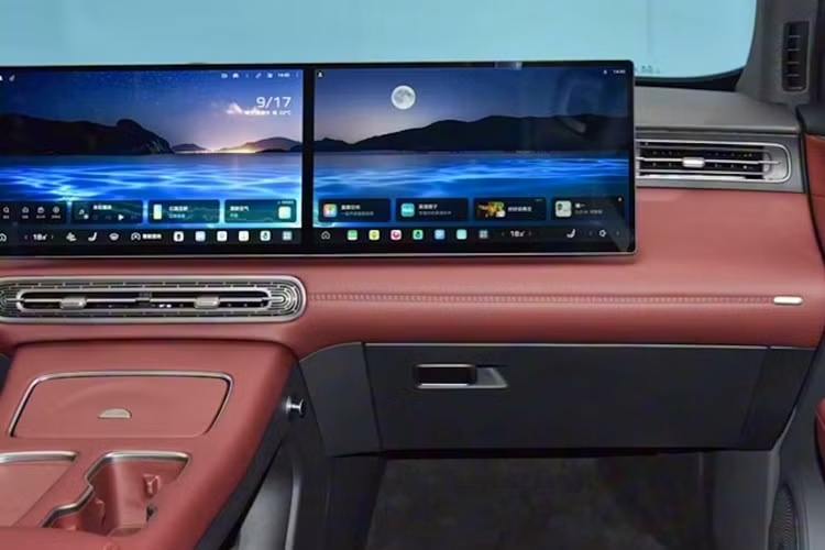 Ngoài ra, ghế phụ lái không trọng lực còn được trang bị chỗ để chân và hỗ trợ chức năng massage 10 điểm. Dung tích khoang hành lý tiêu chuẩn là 503 lít, với thêm 49 lít không gian ẩn. Khi gập hàng ghế sau xuống, thể tích khoang hành lý tăng lên 1.977 lít.