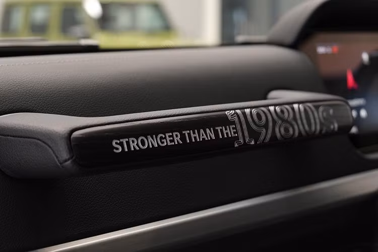 Trung tâm bảng điều khiển có gắn huy hiệu “1 of 460”, đánh dấu số lượng giới hạn của mẫu xe. Tay nắm bảng táp-lô phía hành khách cũng in dòng chữ “STRONGER THAN THE 1980s”.