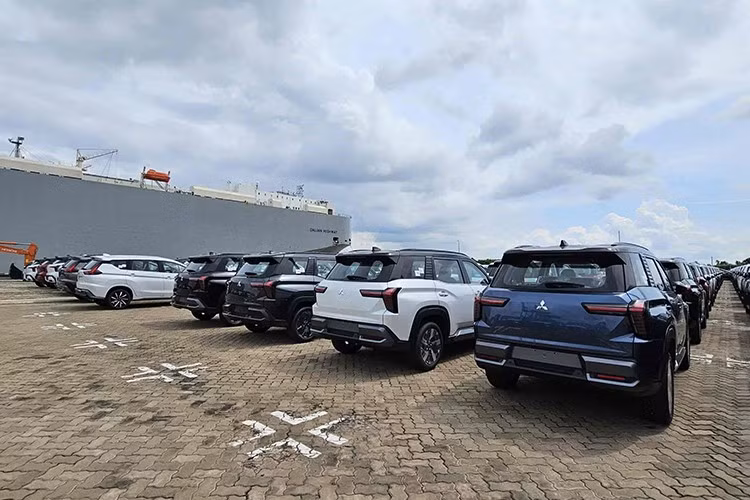 Từ nay đến hết 31/12/2025, các chủ xe Mitsubishi hạng Bạch kim trong chương trình khách hàng thân thiết khi đặt mua hoặc thay thế xe hiện có bằng Destinator sẽ nhận thêm phiếu dịch vụ trị giá 15 triệu đồng cùng một phiếu ưu đãi 3 triệu đồng, nâng tổng giá trị hỗ trợ lên 33 triệu đồng.