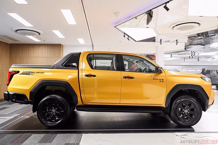 Phiên bản cao cấp OVERLAND Plus được bổ sung thêm các tính năng an toàn thuộc gói Toyota Safety Sense như: phanh tự động khẩn cấp (PCS), giữ làn đường (LTA), điều khiển hành trình bằng radar (DRCC) toàn dải tốc độ, cảnh báo va chạm trước/sau (PKSB), đèn pha thích ứng (AHB) và hệ thống kiểm soát tốc độ khi vào cua.