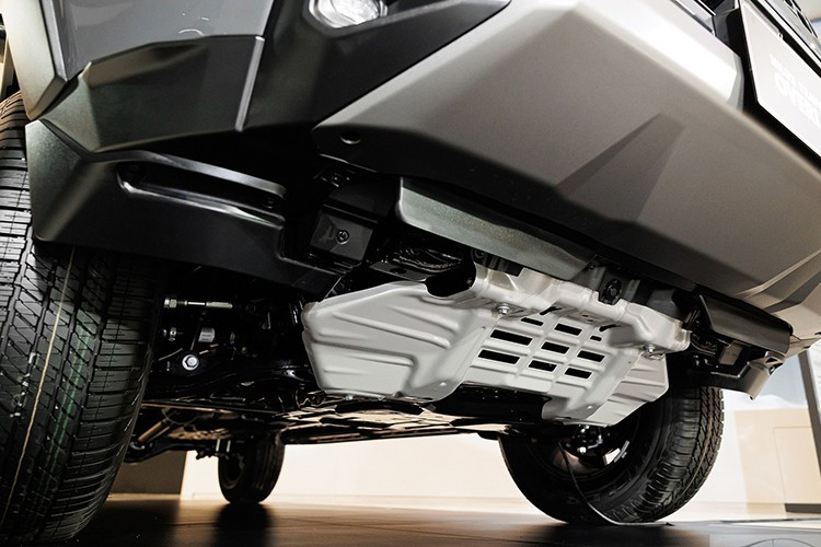 Thiết kế Toyota Hilux TRAVO 2026 mới mang phong cách "Cyber Sumo" và tiện ích tối đa. Phần đầu xe được thiết kế lại hoàn toàn theo phong cách Cyber Sumo. Phần đuôi xe cũng được làm mới, nổi bật với bậc bước tích hợp vào cản sau.