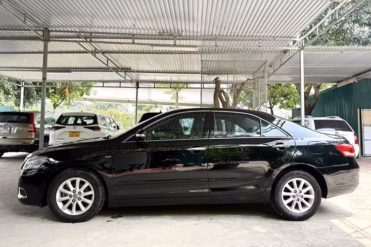 Nếu nhìn vào con số ODO khoảng 130.000 km trên chiếc Toyota Camry 2010 trong bài viết này, thực tế đây không phải mức quá cao cho một chiếc xe đã trải qua 15 năm sử dụng. Tính trung bình, xe chỉ chạy chưa tới 9.000 km mỗi năm – thấp hơn đáng kể so với mức phổ biến 12.000–15.000 km/năm của nhiều gia đình Việt.