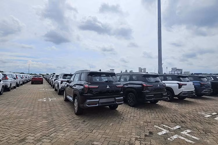 Dựa vào hình ảnh lô cập cảng, có thể thấy Destinator bán ra tại thị trường Việt Nam có không dưới 2 phiên bản với đủ màu sắc. Một bản có mâm tối màu, nhiều khả năng là bản tiêu chuẩn. Bản khác có bộ mâm phay, phối 2 tông màu, cùng viền kính chrome và camera ADAS ở kính lái, dễ là bản cao cấp. Tại Indonesia, xe được chia làm 3 bản gồm GLS, Exceed và Ultimate, theo thứ tự giá tăng dần.