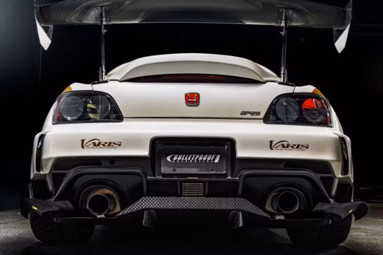 Sức mạnh được truyền qua hộp số sàn 6 cấp AP2 của Honda, đi cùng cần số ngắn và bánh đà nhẹ ACT. Xe sử dụng vi sai chống trượt giới hạn ASM &amp; Drexler, tối ưu khả năng truyền mô-men xuống cầu sau, mang đến cảm giác lái chính xác và phấn khích.