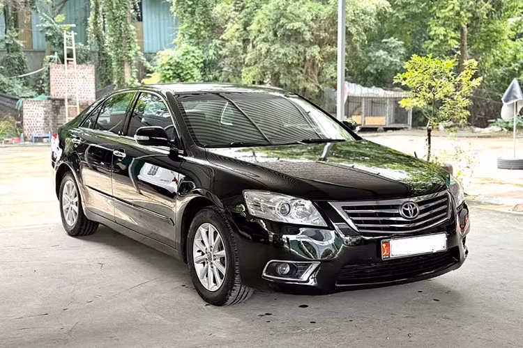 Trong nhiều năm qua, Toyota Camry đã trở thành cái tên quen thuộc trên thị trường ôtô Việt Nam, gắn liền với hình ảnh một mẫu sedan hạng D sang trọng, bền bỉ và giữ giá tốt. Thế nhưng, khi nhắc đến Toyota Camry 2010 với giá chỉ khoảng 300 triệu đồng, không ít người băn khoăn: liệu đây có phải là một lựa chọn “hời”?