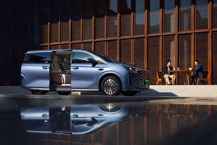 Thiết kế ngoại thất của BYD M9 được lấy cảm hứng từ hình tượng loài rồng – biểu trưng cho uy quyền, sự bảo vệ và sức sống bền bỉ. Lưới tản nhiệt mô phỏng lớp giáp cổ xưa, tượng trưng cho sự vững chãi và an toàn, đồng thời mang đến vẻ ngoài uy lực.