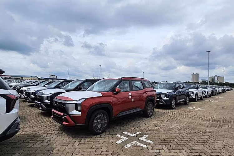 Sau khi được bắt gặp chạy thử tại Việt Nam cách đây khoảng 3 tháng, những chiếc Mitsubishi Destinator 2026 bản thương mại nay đã chính thức cập cảng, sẵn sàng cho lễ ra mắt dự kiến diễn ra vào đầu tháng 12/2025. Mẫu SUV 7 chỗ mới của hãng xe Nhật được nhập khẩu từ Indonesia, tương tự đàn em Xforce.