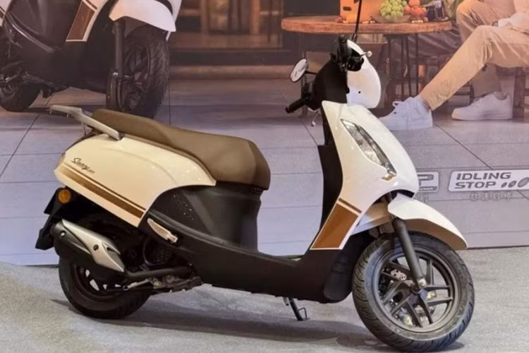 Về thiết kế, Wuyang-Honda Spacy 125 2026 tiếp tục theo đuổi phong cách retro nhẹ nhàng, với tổng thể thanh lịch và những đường nét mượt mà. Mẫu xe này tạo ra sự cân bằng hoàn hảo giữa yếu tố cổ điển và hiện đại, giữ vững vị thế là một sản phẩm xe ga đô thị thời trang.