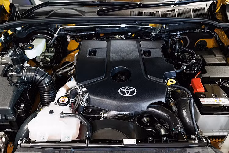 Ngoài ra, xe còn có cảnh báo phương tiện cắt ngang khi lùi (RCTA). Sạc điện thoại không dây, ổ sạc 220V. Hệ thống giải trí hỗ trợ Apple CarPlay/Android Auto không dây. Phanh đĩa 4 bánh và hệ thống vi sai hạn chế trượt tự động (LSD).