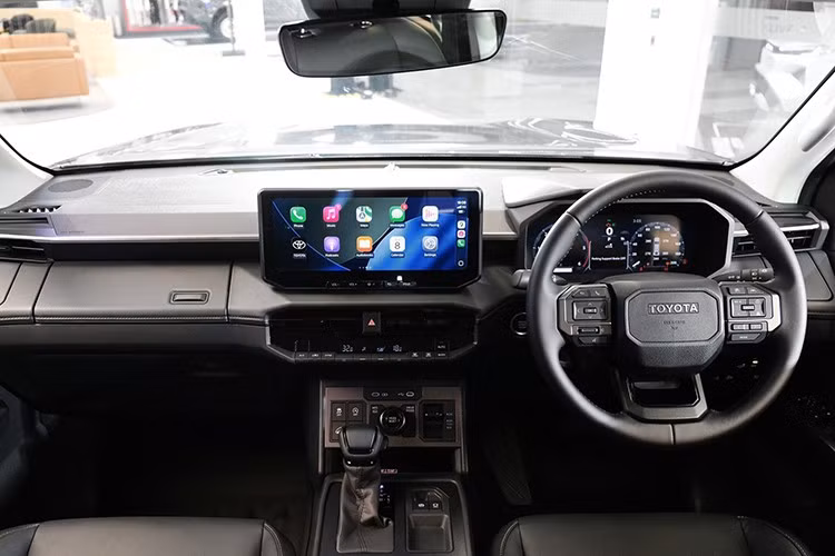 Nội thất của xe mang phong cách "Robust Simplicity". Khoang cabin được thiết kế theo triết lý "Đơn giản nhưng mạnh mẽ", bọc da tổng hợp Softex. Màn hình kỹ thuật số cho người lái 12.3 inch. Màn hình giải trí trung tâm cảm ứng 12.3 inch.