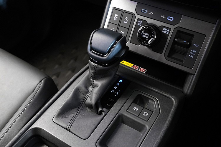 Toàn bộ các phiên bản đều được trang bị tiêu chuẩn loạt công nghệ hiện đại như: Trợ lực lái điện (EPS). Phanh tay điện tử kèm giữ phanh tự động (Auto Brake Hold). Camera 360 độ, cảnh báo điểm mù (BSM)...