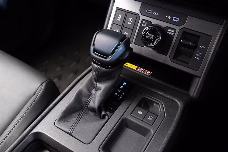 Toàn bộ các phiên bản đều được trang bị tiêu chuẩn loạt công nghệ hiện đại như: Trợ lực lái điện (EPS). Phanh tay điện tử kèm giữ phanh tự động (Auto Brake Hold). Camera 360 độ, cảnh báo điểm mù (BSM)...