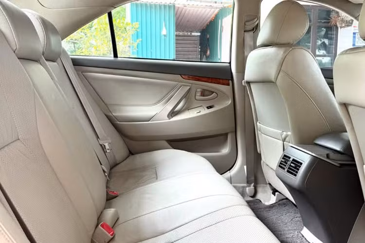 Tuy nhiên, ở chiều ngược lại, không ít ý kiến cho rằng 15 năm sử dụng là một quãng thời gian khá dài đối với bất kỳ chiếc xe nào, kể cả Camry. Khi bước sang tuổi đời này, các bộ phận như hệ thống điện, giảm xóc, hộp số hay các gioăng cao su đều có nguy cơ xuống cấp, dẫn đến chi phí bảo dưỡng và sửa chữa cao hơn so với xe mới.