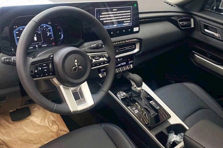 Về thiết kế, Mitsubishi Destinator mang nét gần giống đàn em Xforce nhưng hầm hố hơn bởi kích thước lớn hơn. Khoảng sáng gầm 214 mm cao vượt so với các mẫu SUV/crossover trong phân khúc C. Bộ mâm hợp kim kích thước 18 inch. Hệ thống đèn LED hoàn toàn.