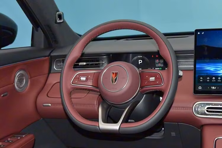 Các trang bị khác bao gồm sạc không dây 50W cho điện thoại di động và khay để cốc đôi trên bảng điều khiển trung tâm, tủ lạnh tích hợp và dàn âm thanh 12 loa. Cả ghế trước và sau đều hỗ trợ chức năng chỉnh điện, thông gió và sưởi ấm.