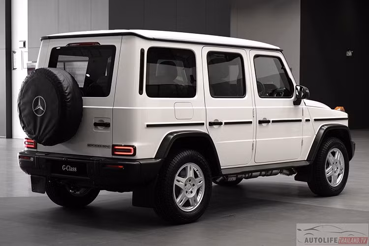 Mercedes-Benz G450d STRONGER THAN THE 1980s có cân nặng 2.555 kg và được trang bị bình nhiên liệu dung tích 100 lít. Khoang hành lý linh hoạt với thể tích từ 640 đến 2.010 lít khi gập hàng ghế sau.