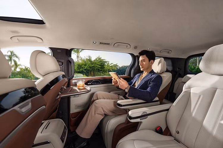 Đặc biệt, hàng ghế giữa được ví như “ghế thương gia hạng nhất trên không”, với ghế ngồi khả năng điều chỉnh điện 4 hướng tích hợp nhớ vị trí, điều chỉnh bệ đỡ chân, hệ thống đệm linh hoạt cùng tính năng massage 10 điểm, bàn gấp tiện dụng giúp hành khách tận hưởng sự êm ái vượt trội. Ngoài ra, khu vực này còn được trang bị sẵn tủ lạnh, mang đến trải nghiệm tiện dụng hơn bao giờ hết.