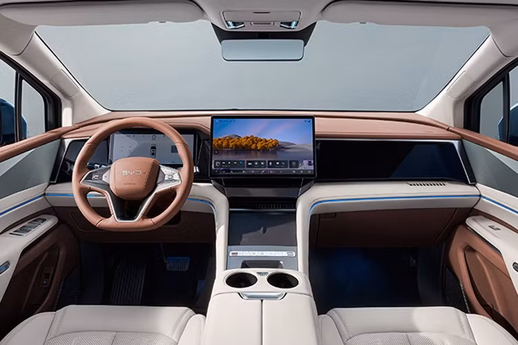 Không gian nội thất của M9 được lấy cảm hứng từ kiến trúc “Tứ thủy quy đường” trong văn hóa phương Đông, nơi mọi chi tiết đều hướng tới sự cân bằng, hòa hợp và sung túc. Bảng điều khiển trung tâm được ví như “trục chính” của ngôi nhà, các chi tiết ốp kim loại được thiết kế mô phỏng mái đình cổ kính, tạo nên cảm giác bề thế và sang trọng.