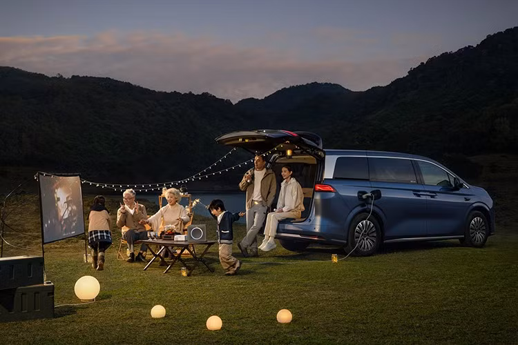 Xe có hai tùy chọn quãng đường thuần điện theo chuẩn NEDC là 95 km và 170 km, giúp người dùng linh hoạt trong các hành trình ngắn trong đô thị hoặc các chuyến đi dài liên tỉnh. Khi kết hợp cả xăng và điện, tổng quãng đường di chuyển của M9 lên đến 1.000 km, đồng thời mức tiêu hao nhiên liệu hỗn hợp trung bình chỉ 5,6 lít/100 km, một con số tối ưu trong phân khúc.