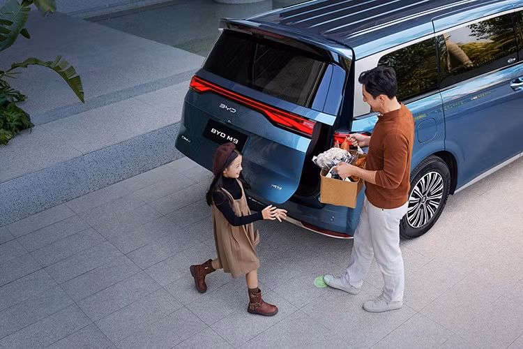 Cụm đèn trước của M9 dạng LED không chỉ là chi tiết chiếu sáng, mà còn là điểm nhấn tạo nên thần thái cuốn hút, sắc sảo, khẳng định vị thế khác biệt của một chiếc MPV đầu bảng. Xe sở hữu kích thước tổng thể 5.145 x 1.970 x 1.805 mm (dài x rộng x cao), chiều dài cơ sở 3.045 mm.