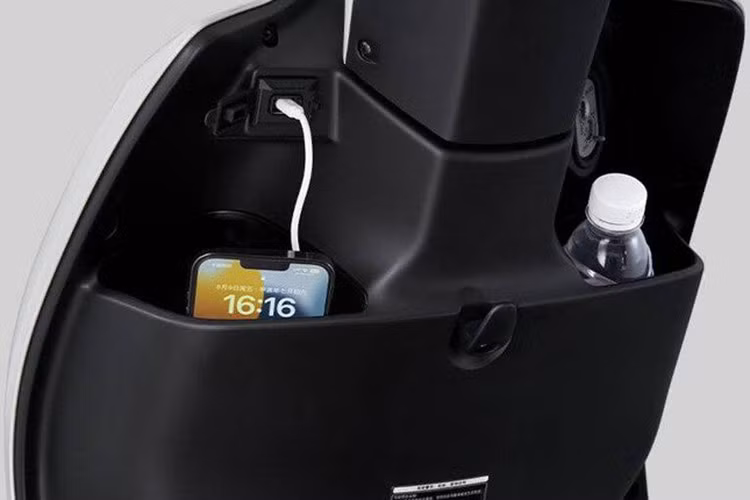 Dung tích bình xăng của xe là 5,7 lít và trọng lượng đạt 100kg. Cốp xe rộng để vừa được một mũ bảo hiểm. Đặc biệt, mẫu xe tay ga này còn được tích hợp cổng sạc USB phía trước cùng hệ thống phanh CBS tiêu chuẩn và ABS ở phiên bản cao cấp.