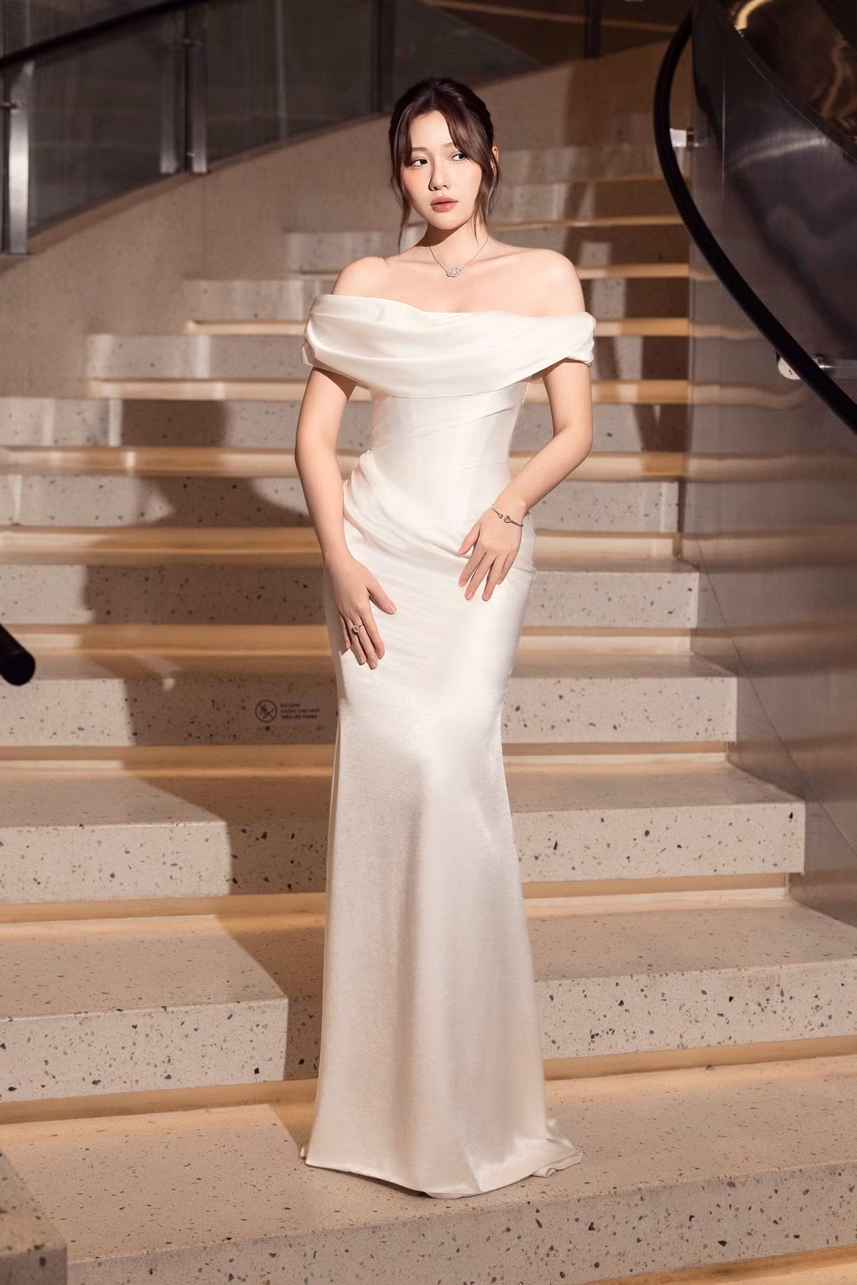 Không cần sân khấu hay concept cầu kỳ, vẻ đẹp đời thường, phong cách tối giản nhưng có điểm nhấn chính là điều giúp em gái Trấn Thành nổi bật giữa phố Thái Lan nhộn nhịp.