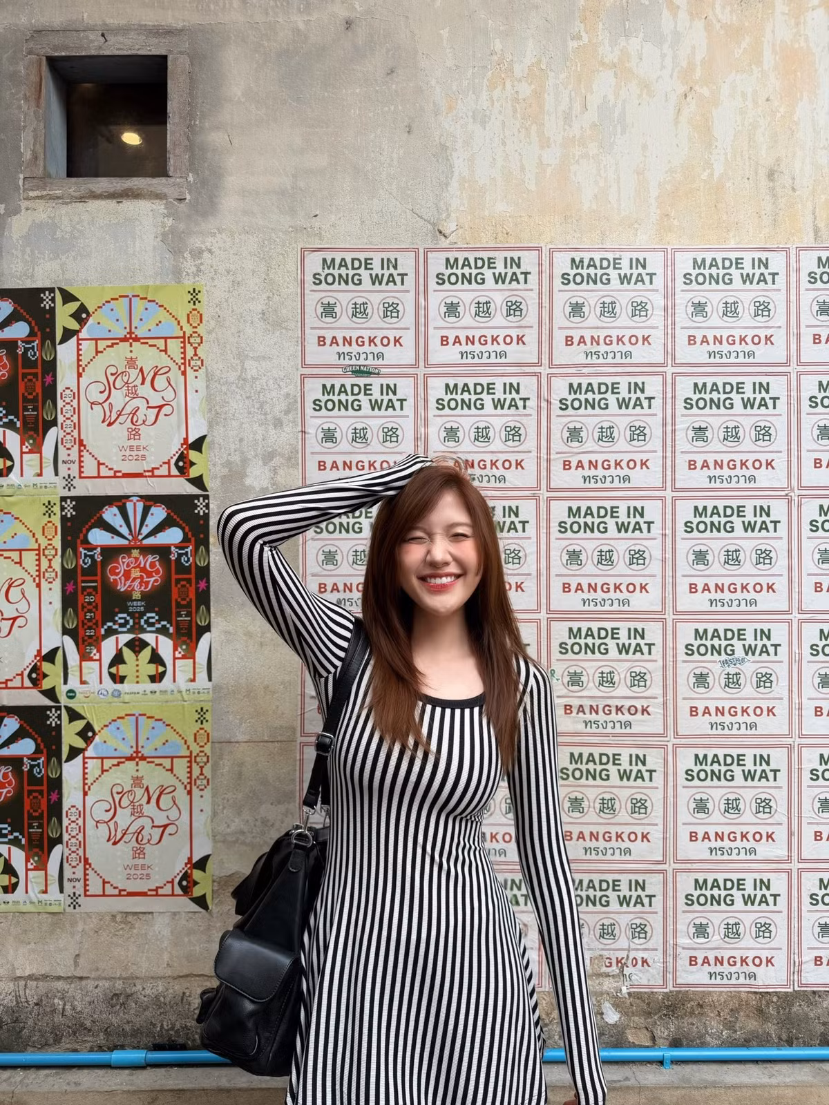 Trong tấm ảnh cuối, nàng hot girl quay đầu cười nhẹ bên phông tường in dòng chữ “Made in Song Wat – Bangkok”, nụ cười ngọt ngào được cộng đồng mạng khen là “đốn tim”, “tươi như nắng mùa hè”.