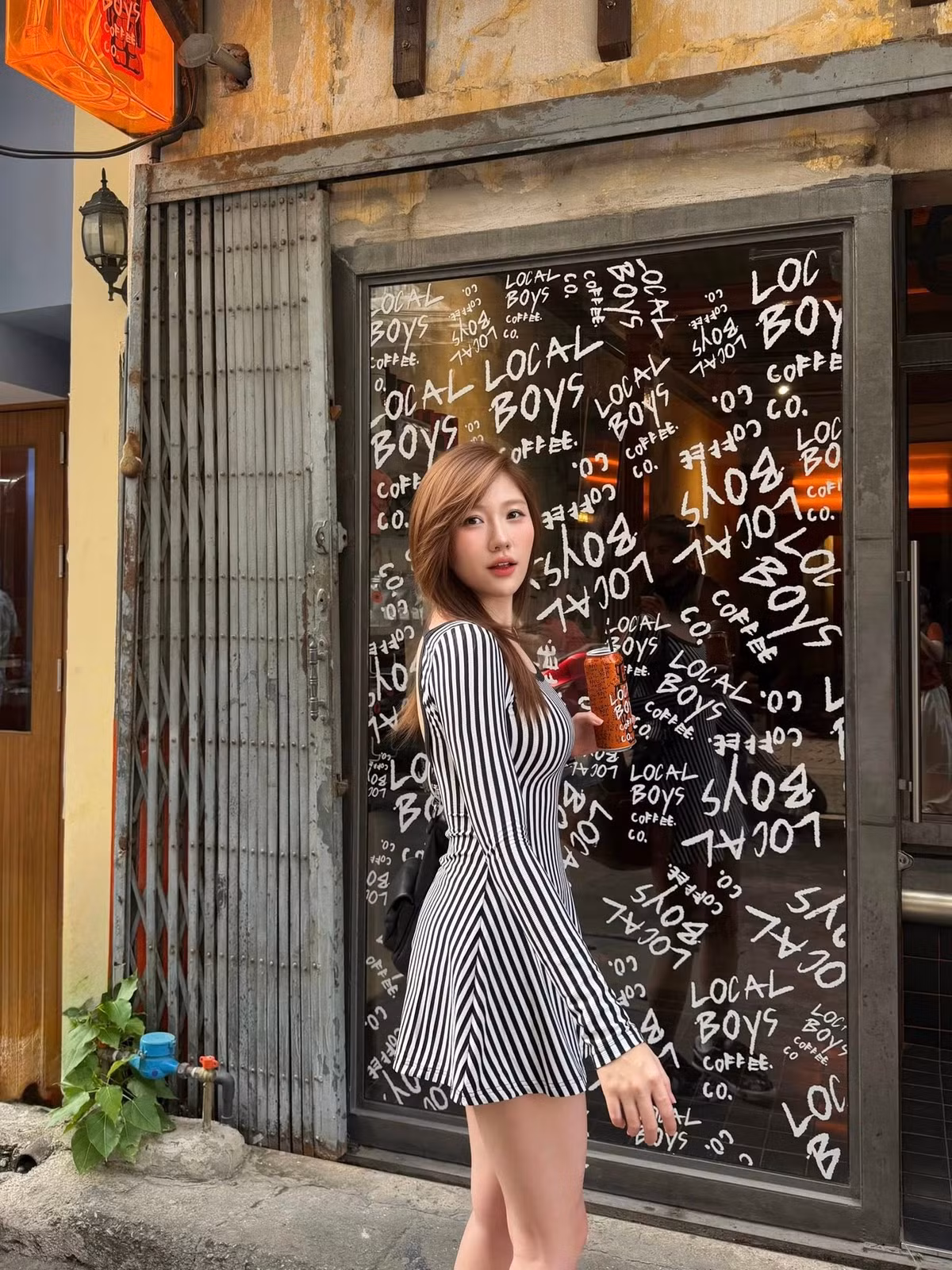 Đôi mắt to, sống mũi cao và nụ cười tươi giúp bức ảnh trở nên đầy sức sống, nhẹ nhàng nhưng vẫn cuốn hút.