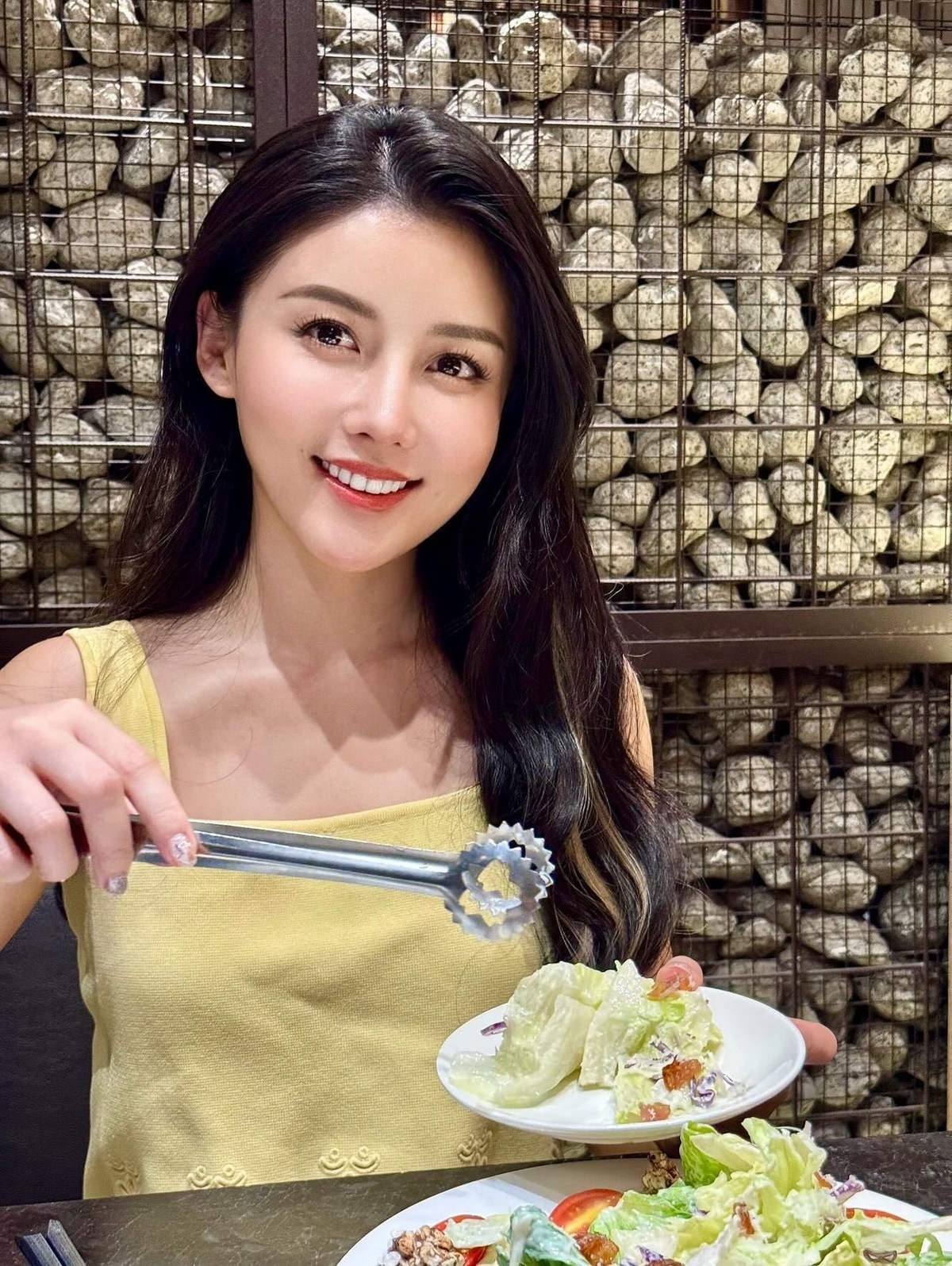 Tuy nhiên, bên cạnh những ý kiến ủng hộ, cũng xuất hiện không ít luồng tranh luận xoay quanh ranh giới giữa đời sống riêng tư và nội dung quảng cáo trên mạng xã hội. Một bộ phận cho rằng việc quay clip trong không gian phòng tắm dễ gây hiểu lầm, trong khi số khác lại nhìn nhận đây chỉ là một tai nạn hình ảnh không đáng bị soi xét quá mức.