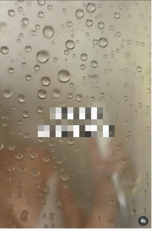 Khác với những hình ảnh tạo dáng cầu kỳ thường thấy, đoạn clip ghi lại khoảnh khắc rất đời thường: Cao Mẫn Mẫn buộc tóc cao, khoe bờ vai trần và tấm lưng thon gọn, đứng dưới làn nước với biểu cảm thư giãn. Chính sự mộc mạc, không sắp đặt ấy lại vô tình trở thành điểm nổ, khiến video nhanh chóng được chia sẻ rộng rãi. Bản thân nữ chuyên gia dinh dưỡng cũng hài hước thừa nhận sự cố này, kèm theo dòng chú thích nửa đùa nửa thật, càng khiến cộng đồng mạng thích thú.