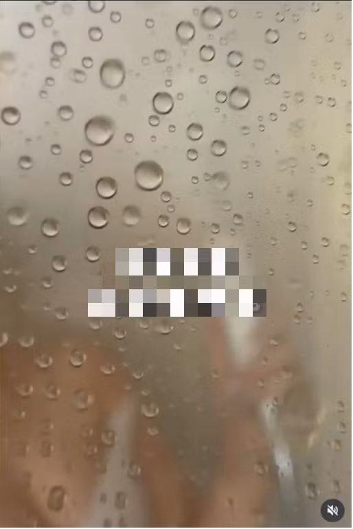 Khác với những hình ảnh tạo dáng cầu kỳ thường thấy, đoạn clip ghi lại khoảnh khắc rất đời thường: Cao Mẫn Mẫn buộc tóc cao, khoe bờ vai trần và tấm lưng thon gọn, đứng dưới làn nước với biểu cảm thư giãn. Chính sự mộc mạc, không sắp đặt ấy lại vô tình trở thành điểm nổ, khiến video nhanh chóng được chia sẻ rộng rãi. Bản thân nữ chuyên gia dinh dưỡng cũng hài hước thừa nhận sự cố này, kèm theo dòng chú thích nửa đùa nửa thật, càng khiến cộng đồng mạng thích thú.