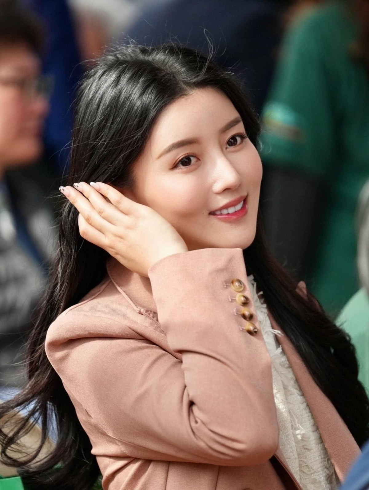 Cao Mẫn Mẫn sinh ra tại Nghi Lan, Đài Loan, vào ngày 3 tháng 6 năm 1992. Cô ấy thường được mời phỏng vấn trên các chương trình với tư cách là một chuyên gia dinh dưỡng.