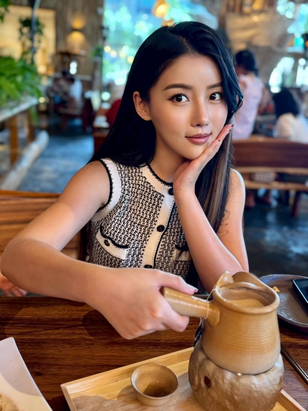 Nhiều cư dân mạng cho rằng chính sự tự nhiên, không phô trương quá đà đã giúp hình ảnh của Cao Mẫn Mẫn ghi điểm mạnh, thậm chí còn giúp chiến dịch quảng bá sản phẩm đạt hiệu quả ngoài mong đợi.