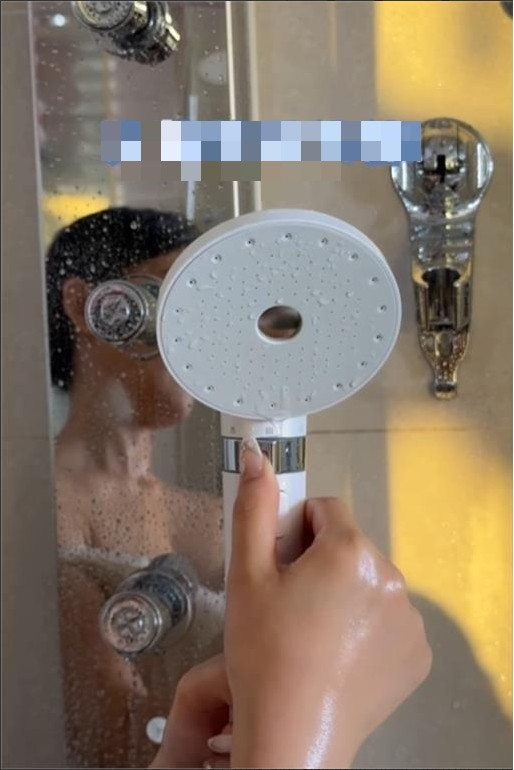 Nội dung ban đầu được xây dựng khá nhẹ nhàng, tập trung vào trải nghiệm sử dụng sản phẩm trong không gian riêng tư. Tuy nhiên, trong lúc ghi hình, ống kính đã vô tình bắt trọn hình ảnh phản chiếu của Cao Mẫn Mẫn trên bề mặt có khả năng soi gương, để lộ những đường cong cơ thể một cách tự nhiên, không chỉnh sửa, tạo nên hiệu ứng thị giác khiến người xem khó rời mắt.