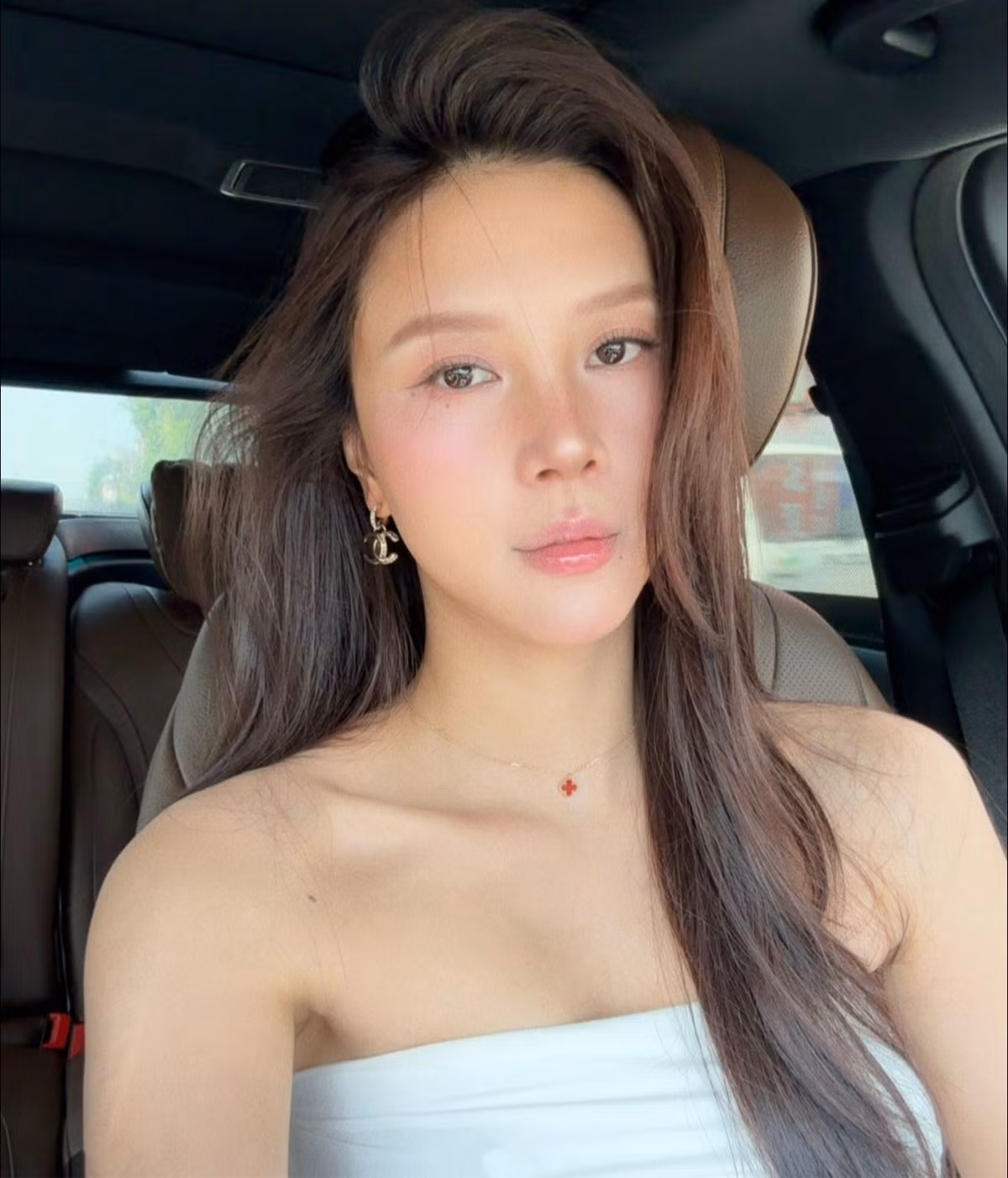 Trong loạt ảnh do chính Vũ Ngọc Châm chia sẻ, người đẹp xuất hiện với phong thái nhẹ nhàng nhưng đầy cuốn hút.